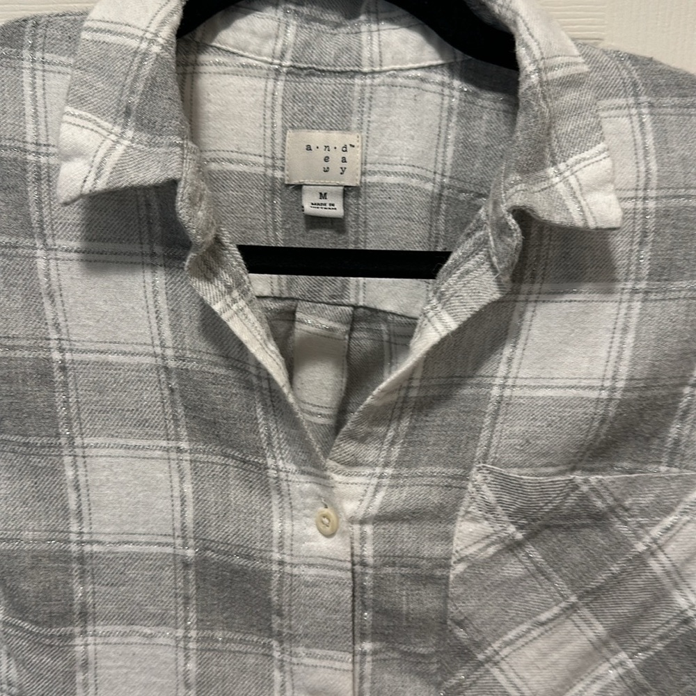 3/$15 PLAID FLANNEL GRAY/WHITE W/ SILVER THREAD POCKET SOFT A NEW DAY SZ M 3/$15 - Picture 2 of 7